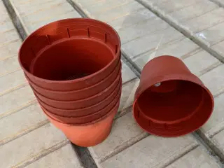Plast potter til drivhuset