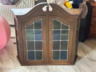 Vitrine med blyindfattede ruder