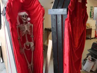 2 stk. Halloween-kister + skellet