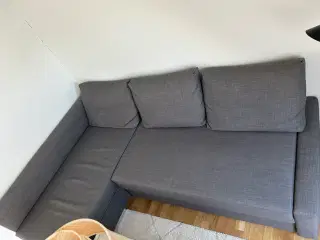 Sovesofa. Rummelig med udtræk. 
