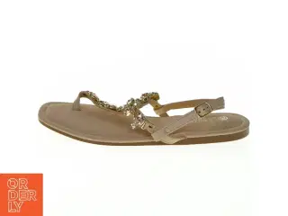 Sandaler med dekorationer fra La Bottine (str. 39)