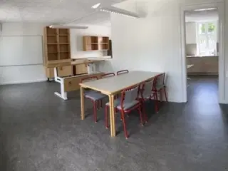 Rummeligt og lyst kontormiljø