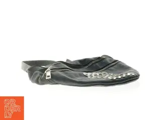 Sort skuldertaske med nitter (str. 32 x 18 cm)