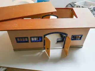 Udgået Schleich stald (nr. 40165) brunlakeret tag