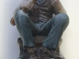 Porcelænsfigur - Mand sidder på en skammel
