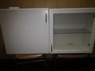 2 hvide overskabe 60 x +60 cm