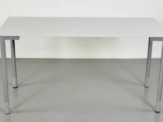 Kinnarps skrivebord med hvid plade på grå ben