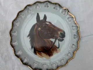 Heste platte med hul mønster og guld kant