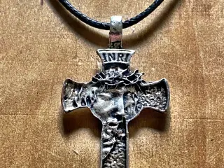 * Flot halskæde med Jesus inde i Krucifiks - i Tib