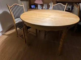 Flot spisebord med 2 tillægsplader og 6 stole