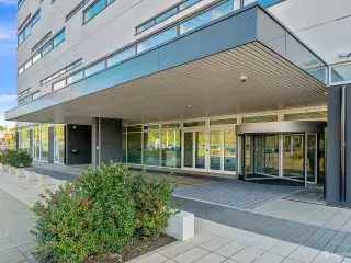 Moderne kontorhus i dynamisk erhvervskvarter