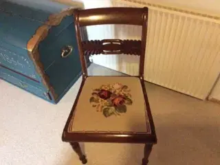 Antik stol med broderi