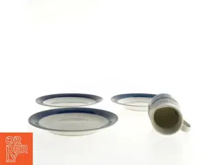 Tallerkener og mælkekande fra Koka (str. 17 cm 7 x 6 cm)