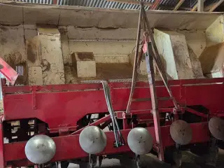 Komarno Stor 6 rækket lægger, med 6 tons tank.