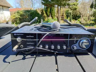 Næsten ny Forstærker med microfon