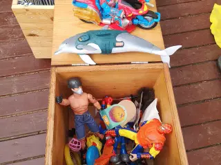 En hel kasse legetøj - actionhelte m.m.