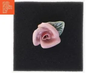 Porcelænsbroche i form af en rose (str. 3,5 x 3 cm)