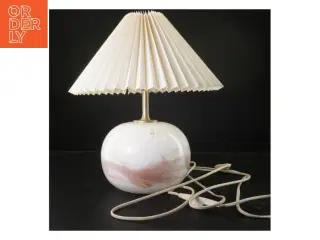 Bordlampe med plisseret skærm fra Holmegaard (str. 40x16 cm)