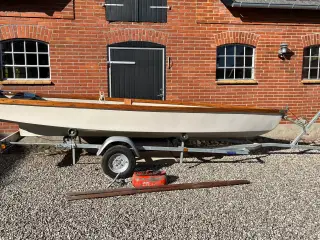 Variant bådtrailer m. 16 fod jolle og 5 hk motor.