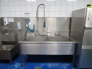 Rustfri stålvaske med armatur m.m.
