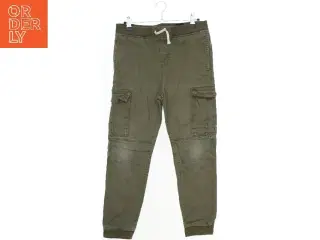 Cargo bukser i olivengrøn fra H&M (str. 158)