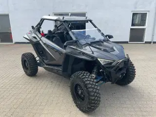 Polarias rzr pro  på traktorplader 