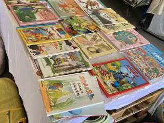 En kasse med børnebøger sælges