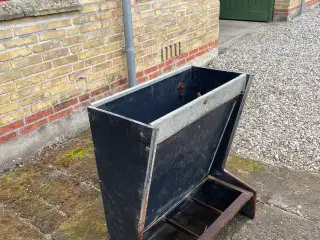 Foderautomat brugt til grise