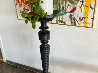 Blomsteropsats i sortmalet træ. Står meget stabilt