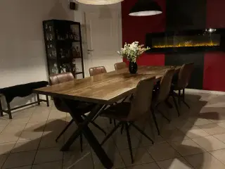 Smukt og stilfuldt Plankebord i røget, olieret eg