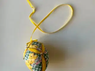 Mellem påskeæg, plys m kyllinger