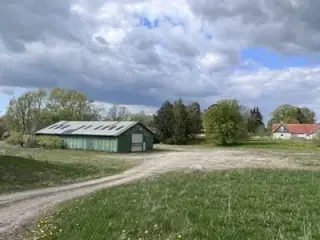 Isoleret stor hal med vaskeplads og udendørs areal