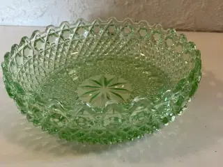 Skål i grønt presset glas