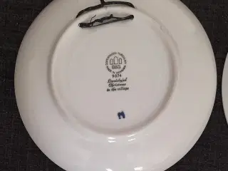 8 FORSKELLIGE PORCELAIN OPHÆNGTE TALLERKENER