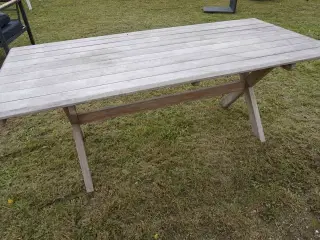 Havebord i akacietræ