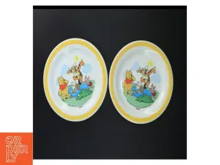 2 Peter Plys porcelæns børnetallerkener fra Disney (str. Ø. 20 cm. 2 styk)