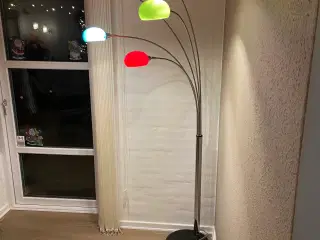 Flerefarvet buelampe.