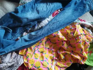 Tøj pakke til piger str 128kjoler, bluser10 kr🌸 