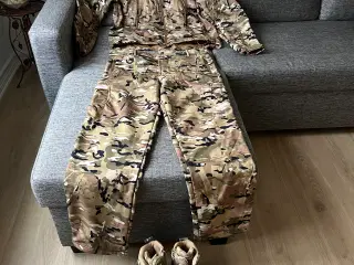 Camouflage jagttøj og støvler