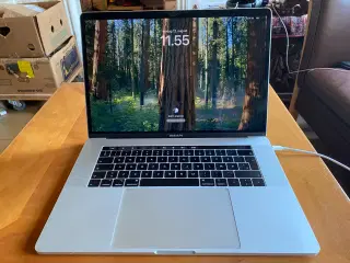 MacBook Pro 15" (2018), 16 GB RAM, 256 GB SSD HD