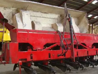 Komarno Stor 6 rækket lægger, med 6 tons tank.