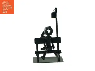 Figur på bænk (str. LBH: 10x8x18 cm)