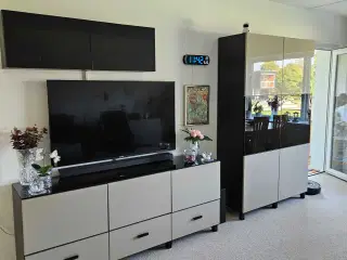 Reolsystem med lys Ikea samt kommode.  