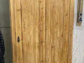 Karlekammerskab, afsyret og med hylder 