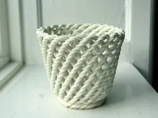 Urtepotteskjuler, snoet porcelæn, NB