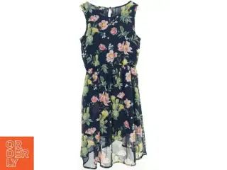 Blomstret sommerkjole fra H&M (str. 140)