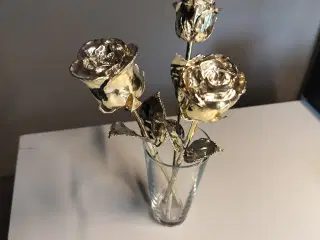 Fine sølv roser som er forgyldt.