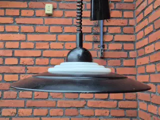 Ufo-inspireret loftslampe med hejsefunktion