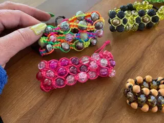 Nye knyttede armbånd