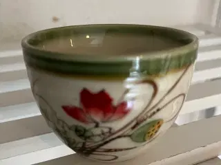 Vietnamesisk lotusmotiv keramisk tekop